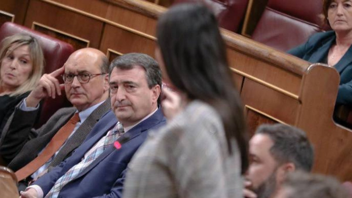 Esteban y Olona cruzan miradas en el Congreso.