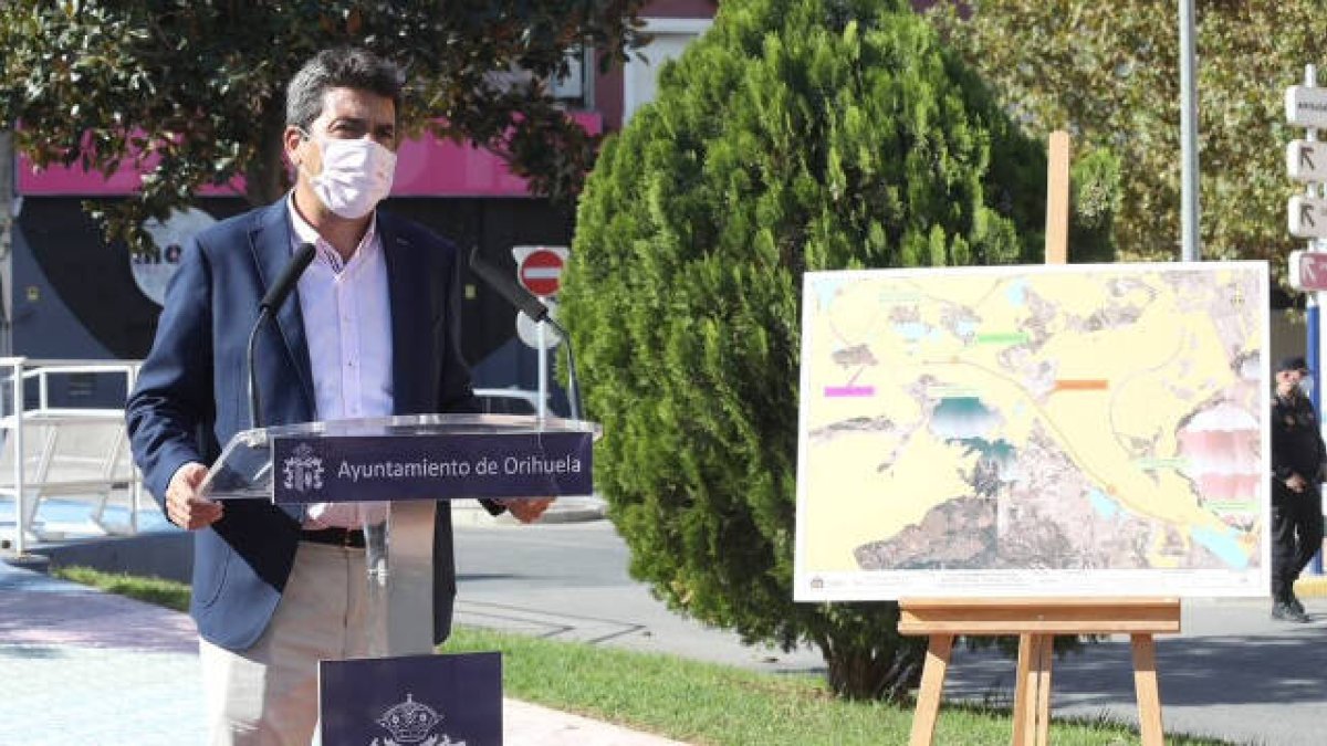 Carlos Mazón durante la presentación del estudio del proyecto del tren de la costa de la Vega Baja