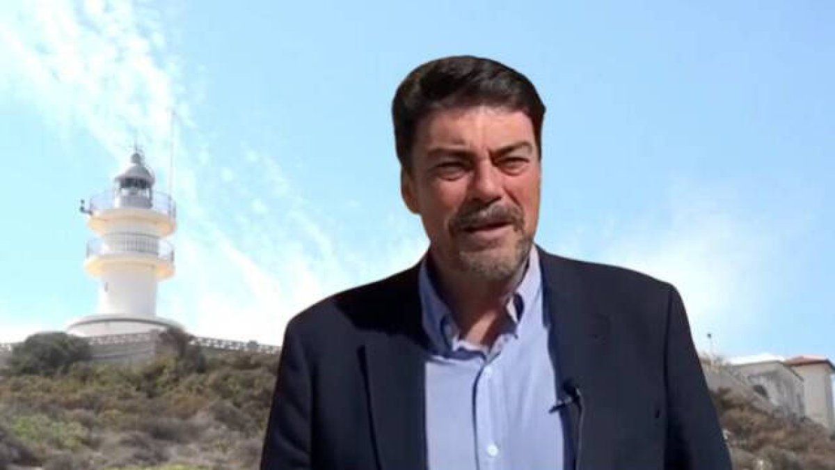 Luis Barcala, alcalde de Alicante, sobre una imagen del Faro del Cabo de las Huertas / Montaje fotográfico: O. Avellán