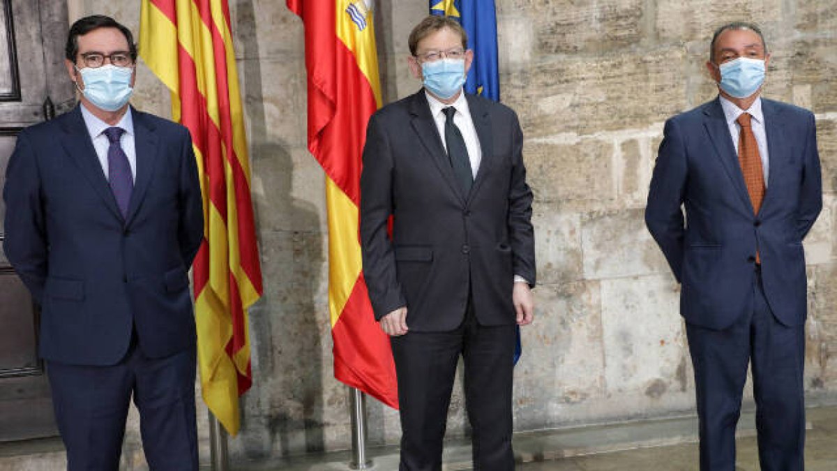 Garamendi, Puig y Navarro, en el Palau de la Generalitat, con Ximo Puig
