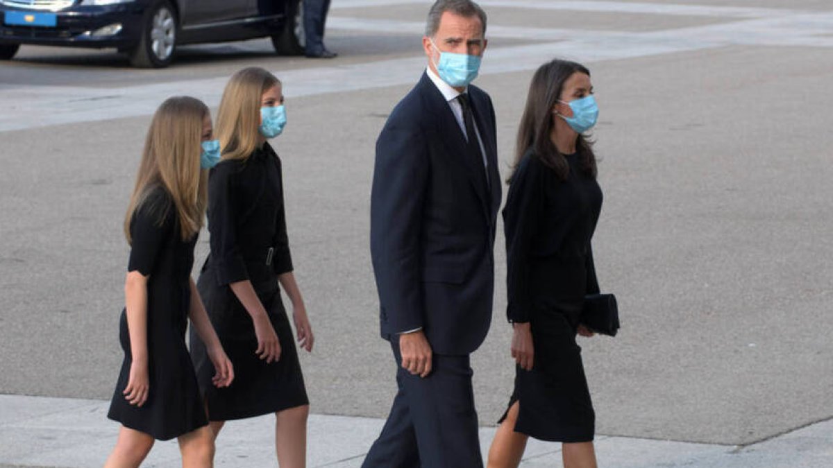 Los Reyes accediendo a la Catedral de la Almudena para asistir al funeral