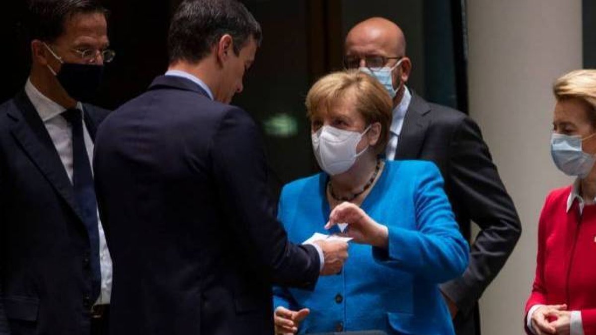 Una imagen que se hizo viral: Sánchez sin mascarilla rodeado de Merkel y otros mandatarios europeos que si la llevaban.