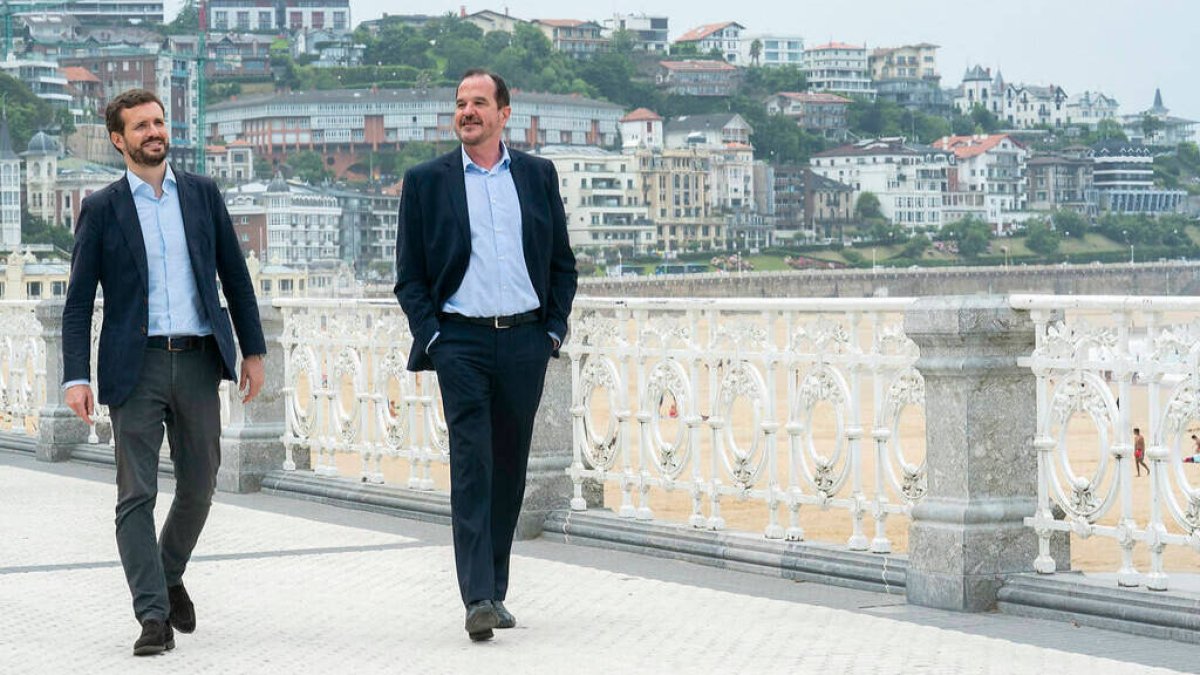 Casado e Iturgaiz dando un paseo por San Sebastián.