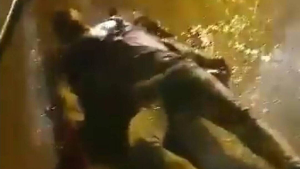 El cadáver del hombre apuñalado en plena calle en Usera