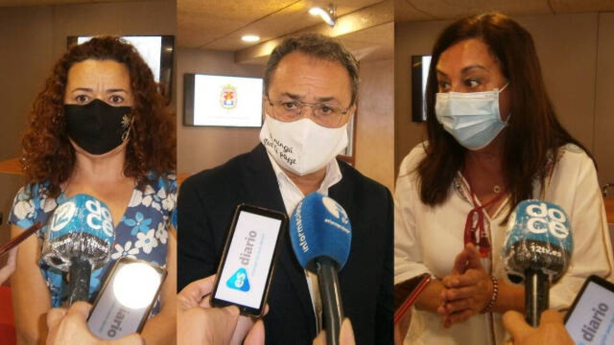 el portavoz socialista Paco Sanguino y las concejalas del grupo Llanos Cano y Lola Vílchez
