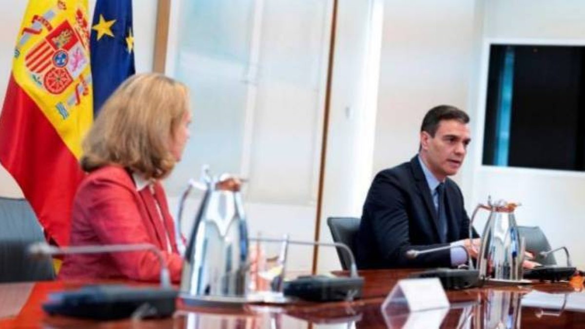 Sánchez, junto a la vicepresidenta económica, Nadia Calviño, en un acto en La Moncloa.