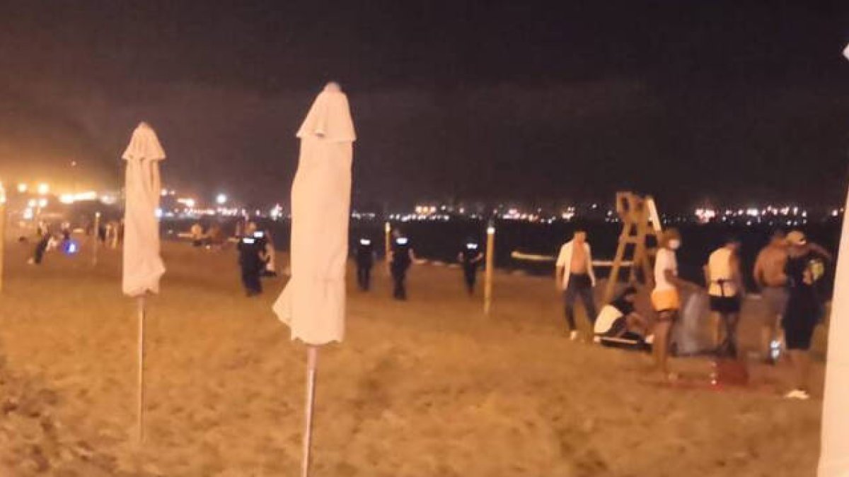 Los agentes han identificado y sancionado a quienes incumplían la normativa, haciendo botellón o fumando en grupo