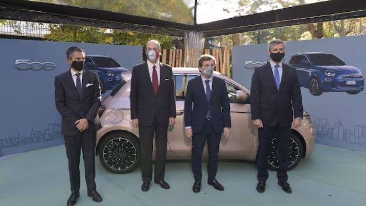 Almeida se “enamora” de la movilidad con el nuevo Fiat 500e