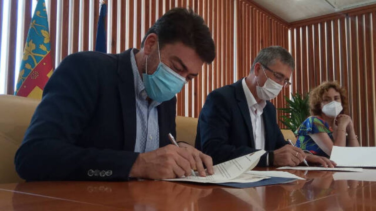 El acuerdo firmado esta mañana permite la disminución a la mitad del tiempo de tramitación de expedientes/FOTO: A.M.