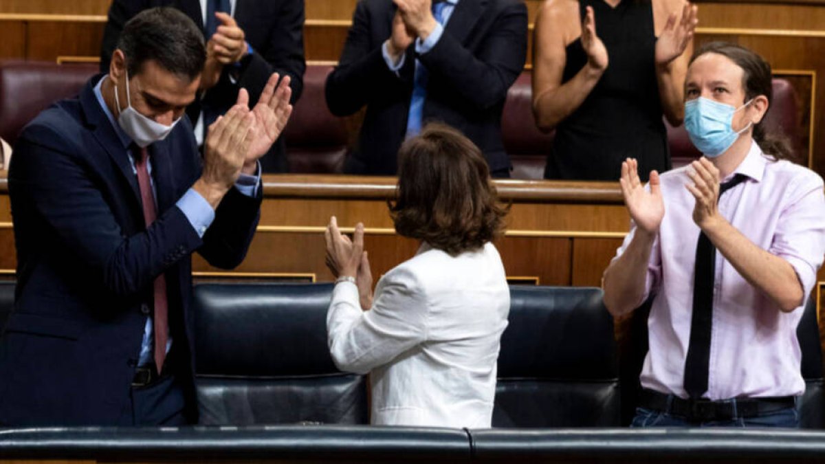 Pedro Sánchez, aplaudiéndose en julio por los fondos europeos