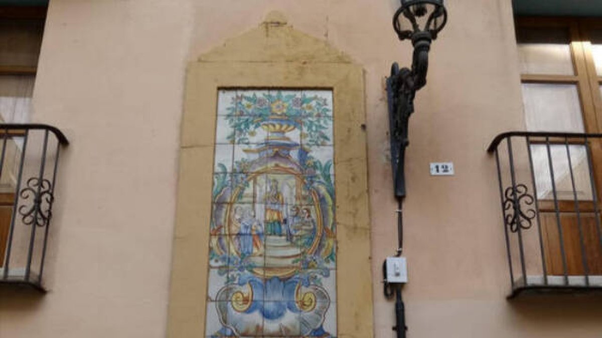 Retablo cerámico que se ha caído