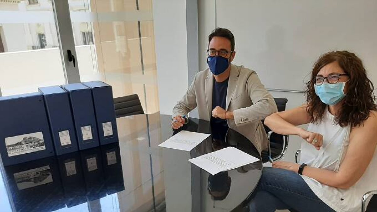 El edil de Urbanismo, Adrián Santos junto a la portavoz adjunta del PSOE, Trini Amorós.