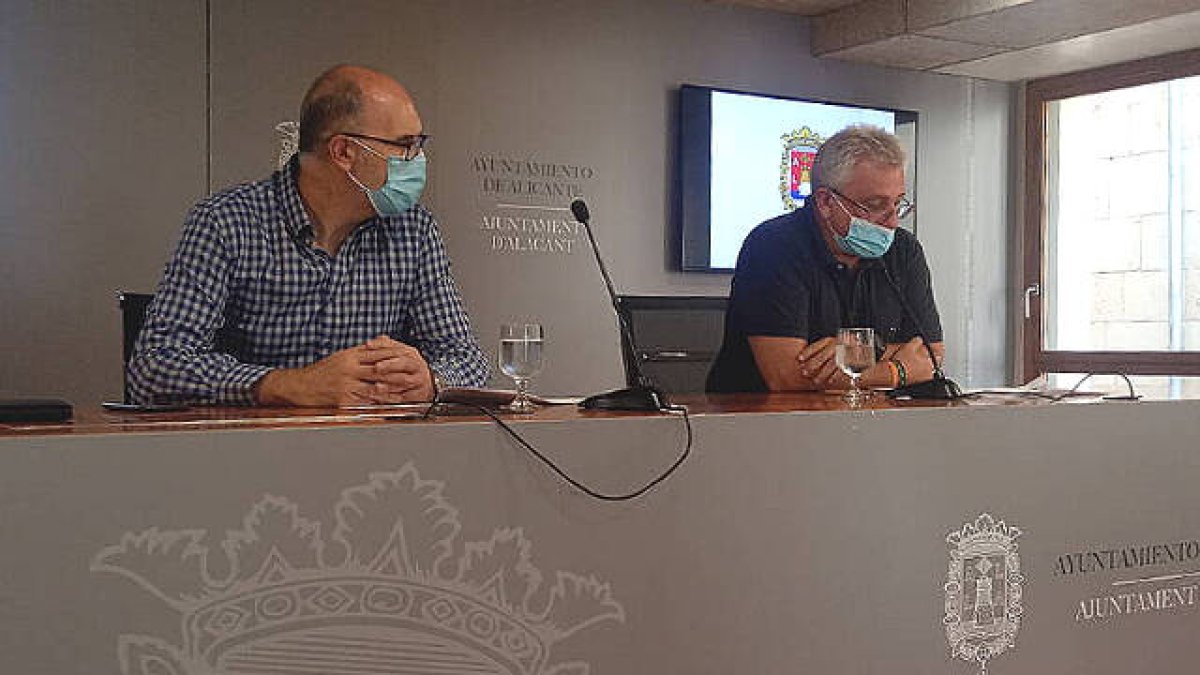 Los portavoces del bipartito, Manuel Villar y Antonio Manresa, han dado cuenta de los asuntos aprobados en Junta de Gobierno / FOTO: O. Avellán