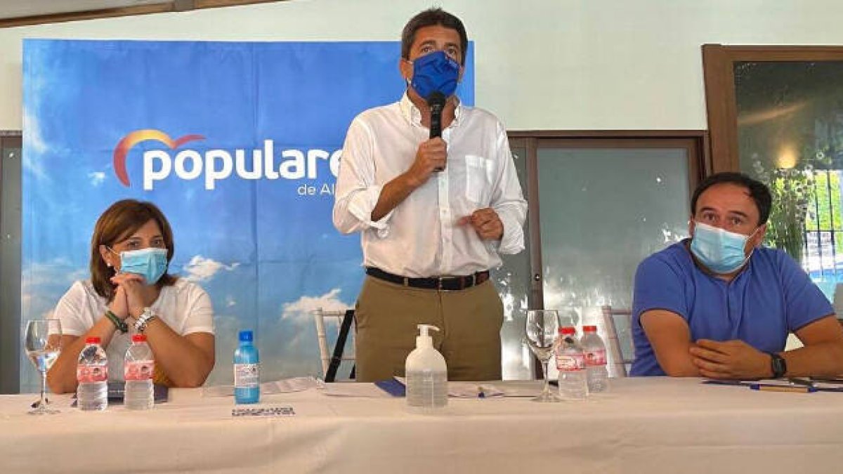 Mazón insta a “centrarse en los problemas de los alicantinos como el agua y el turismo”