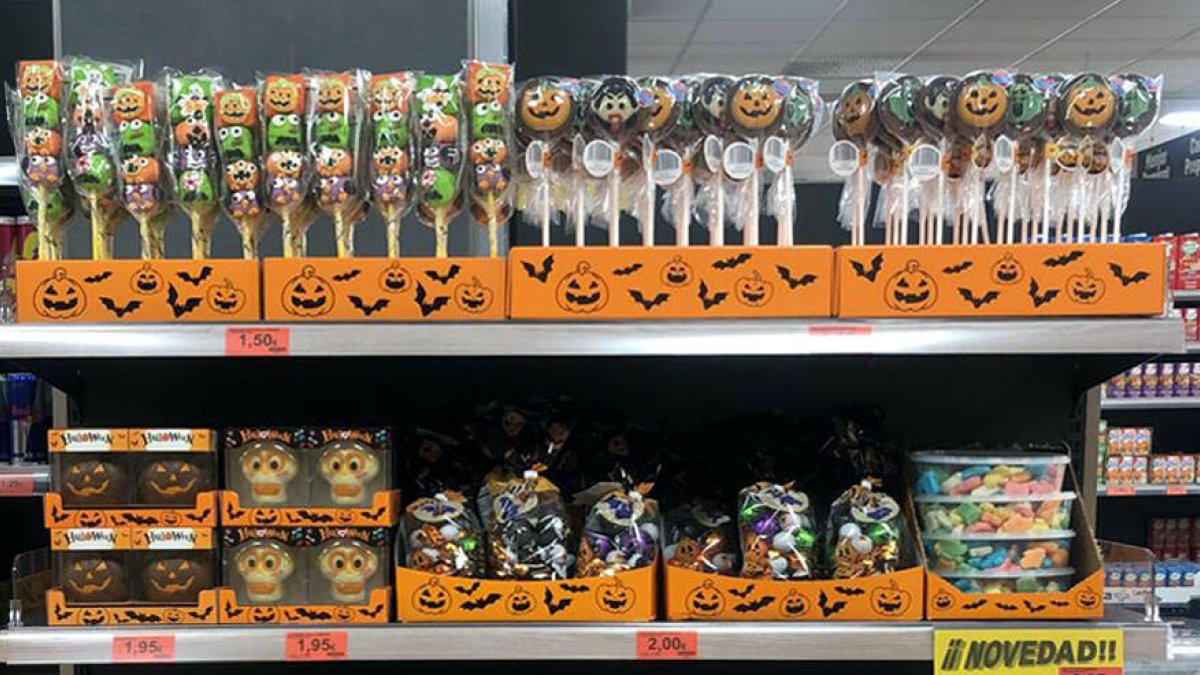 Surtido de Halloween en el lineal de Mercadona.