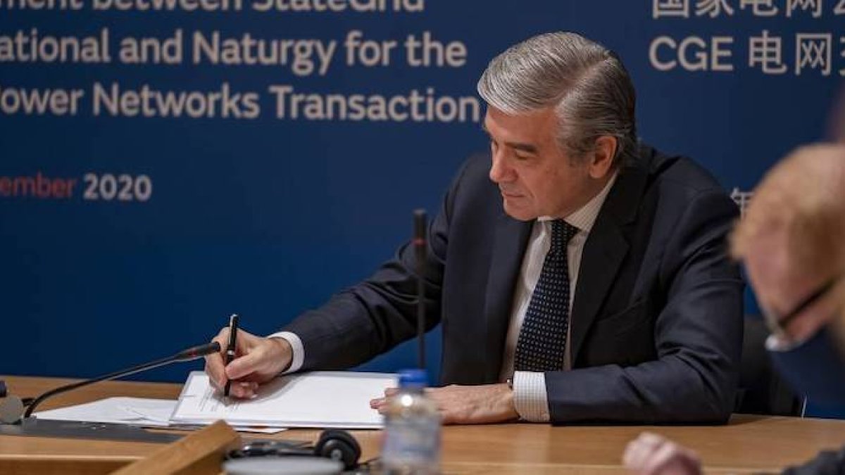 Naturgy gana 400 millones con la venta de CGE