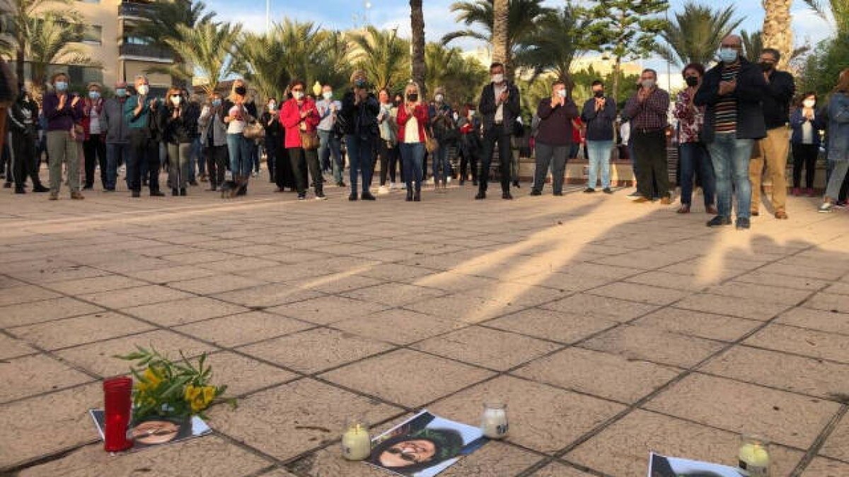 Unas doscientas personas se han concentrado en señal de duelo y repulsa por el presunto asesinato de Alicia