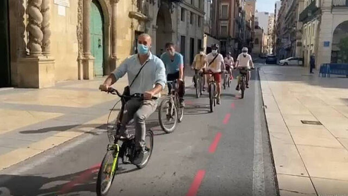 El portavoz alicantino de Podemos, Xavi López, ha encabezado la 'bicicletada' del Día Mundial sin Coches celebrada en la capital