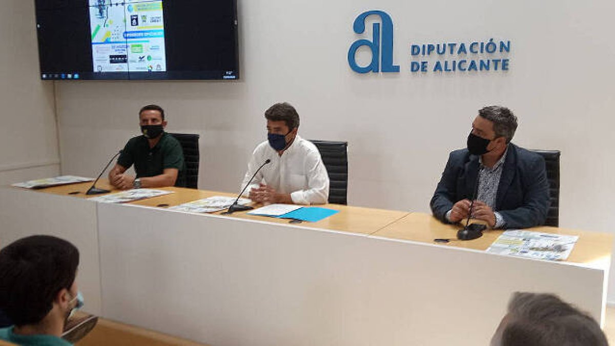 el presidente de la Diputación, Carlos Mazón, acompañado por el Duputado de Deportes, Bernabé Cano y el director de la vuelta, Jaime Serna / FOTO: O. Avellán