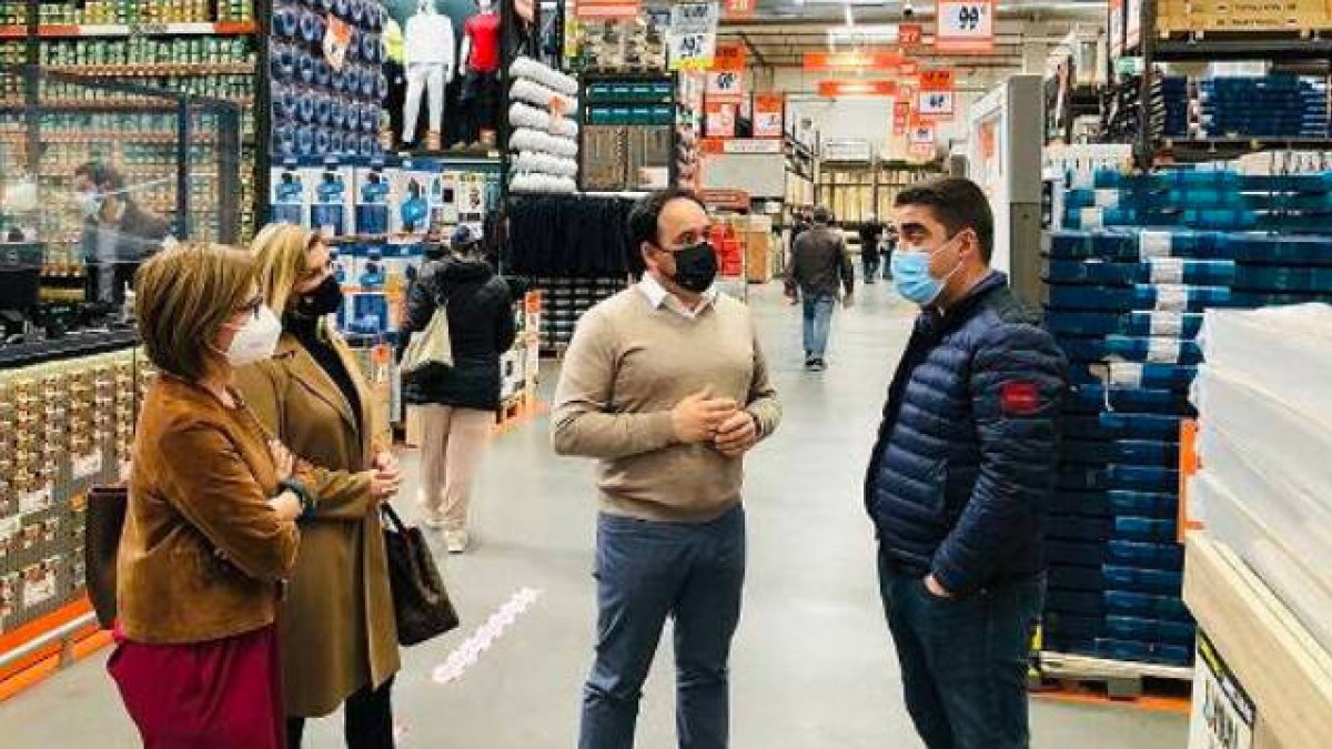 El alcalde de Finestrat, Juanfran Pérez Llorca, durante su visita al Boulevard comercial