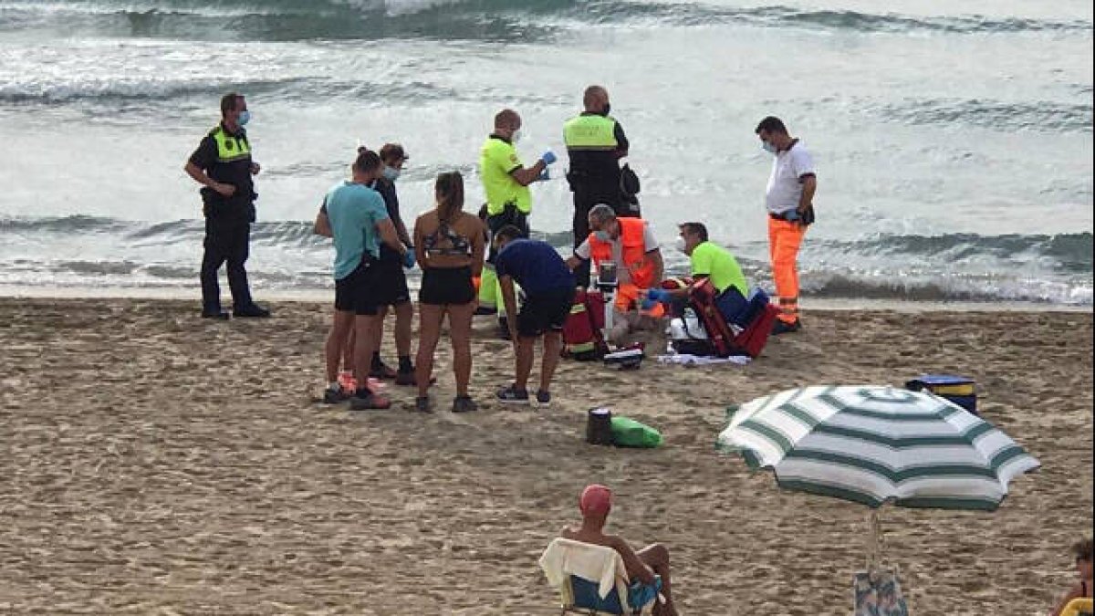 Los efectivos de emergencia han intentado reanimar sin éxito al hombre de 81 años que se ha desplomado en la orilla