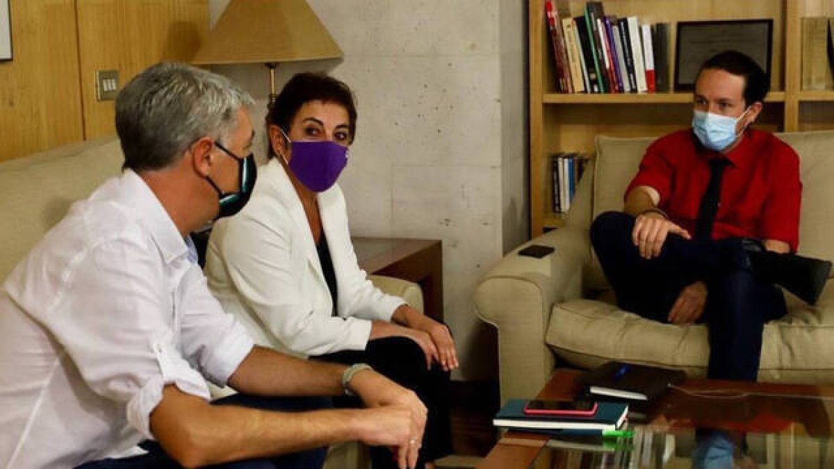 Representantes de Bildu con el vicepresidente del Gobierno, Pablo Iglesias