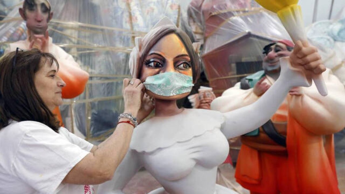 Ninot de falla con mascarilla