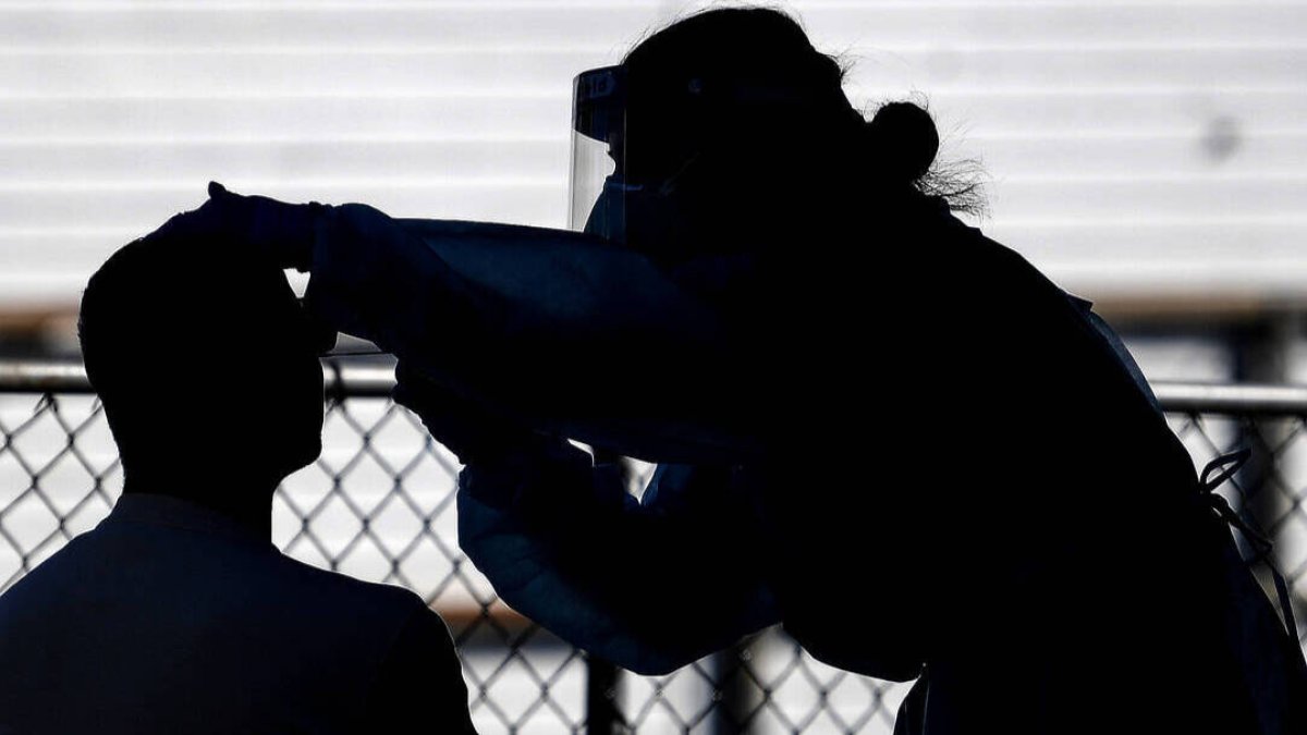 España vuelve a cruzar la línea roja de los mil contagios en un día y sin freno