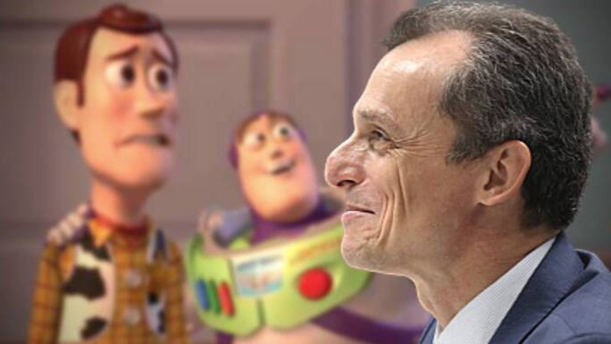 Pedro Duque, junto a uno de sus memes