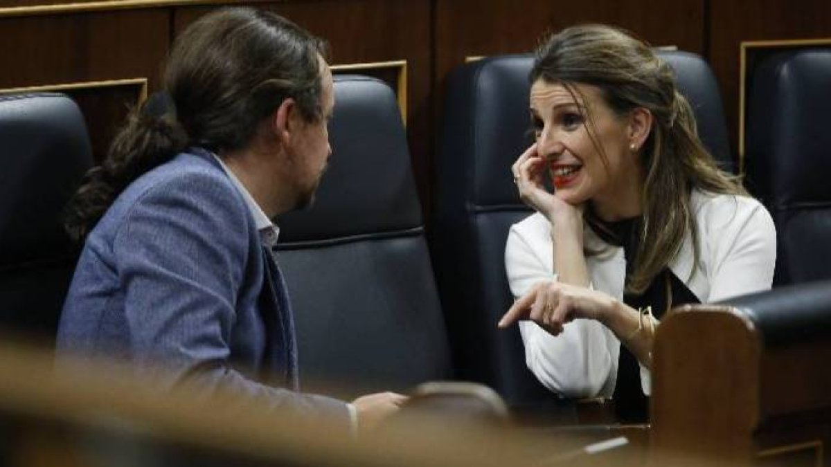 Pablo Iglesias y su ministra de Trabajo en la bancada del Gobierno en el Congreso.