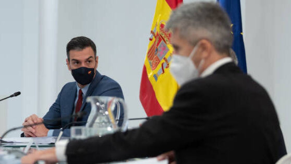El presidente, Pedro Sánchez, y el ministro del Interior, Fernando Grande Marlaska