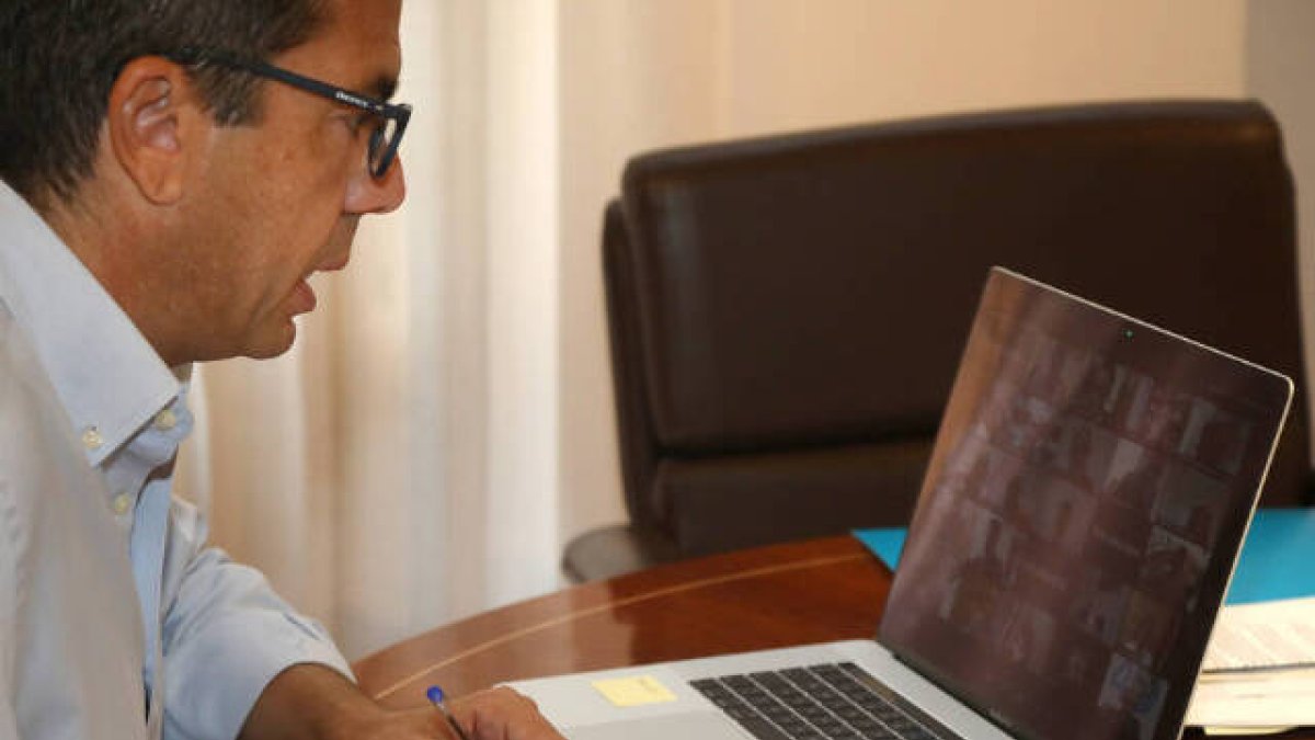 El presidente de la Diputación, Carlos Mazón, durante la Comisión Provincial del Agua, celebrada de forma telemática