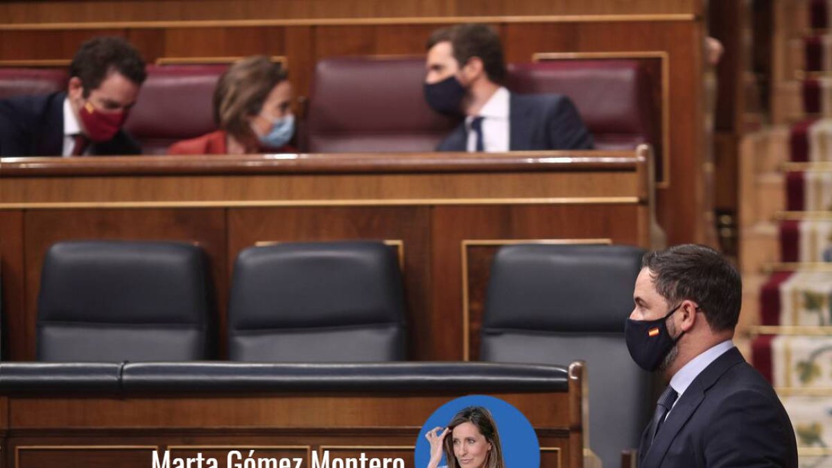 Santiago Abascal pasa por delante de Pablo Casado.