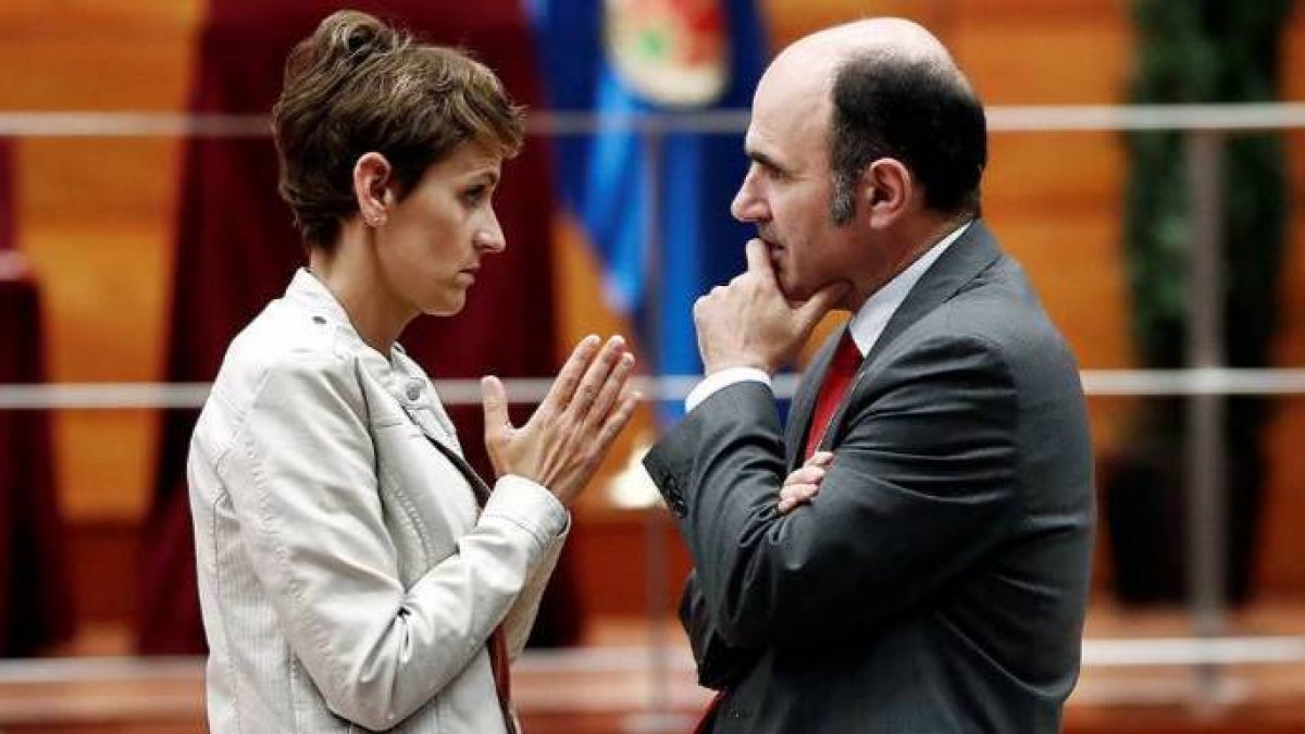 La presidenta navarra, junto a su consejero de Economía, Manu Aierdi.