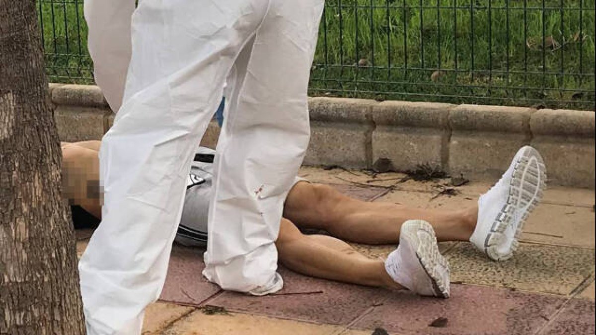 La víctima fue abordada por la espalda mientras paseaba por la playa de Muchavista en El Campello