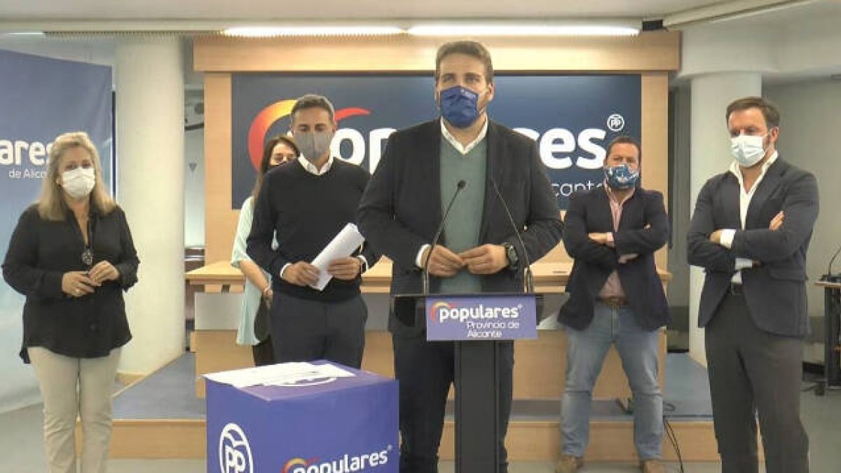 El vicesecretario de comunicación del Partido Popular alicantino, Adrián Ballester, durante el análisis de los PGE para Alicante / FOTO: O. Avellán