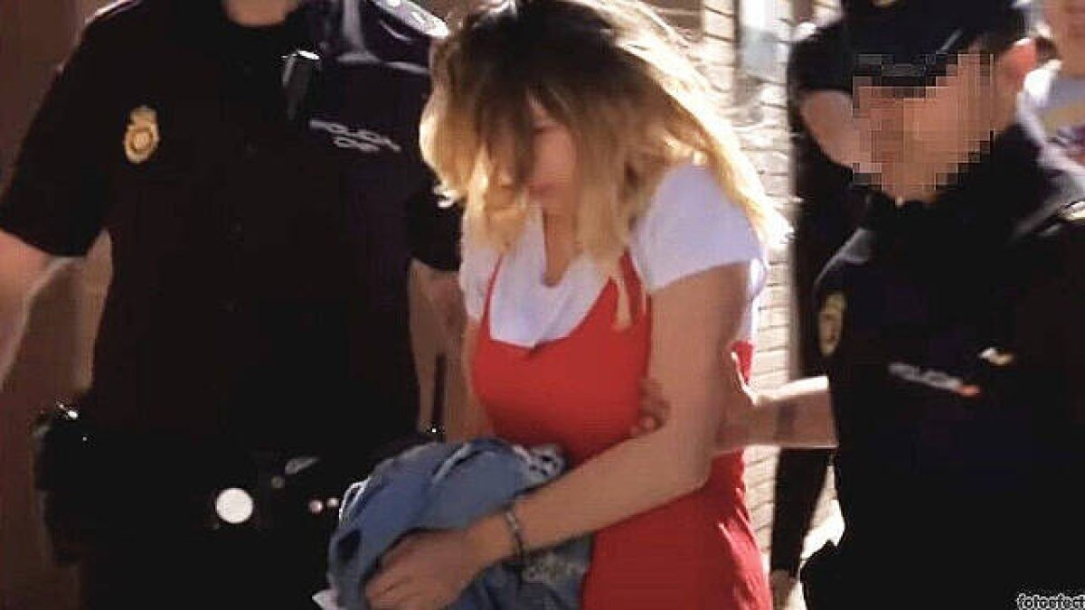 Alejandra G. P. durante su traslado a los juzgados de Elda cuando fue detenida en 2018 / FOTO: de archivo