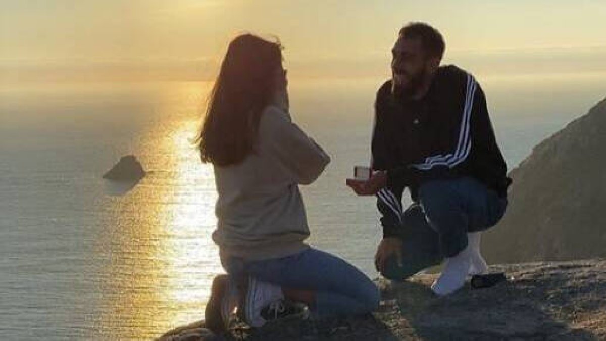 Borja Iglesias, pidiendo matrimonio a Teresa Refojo en Finisterre.