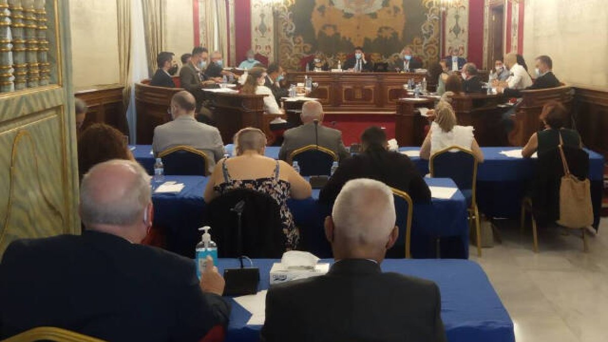 La iniciativa ha sido respaldada por PP y Cs con el apoyo de VOX y con los votos en contra de PSOE, Unidas Podemos y Compromís.