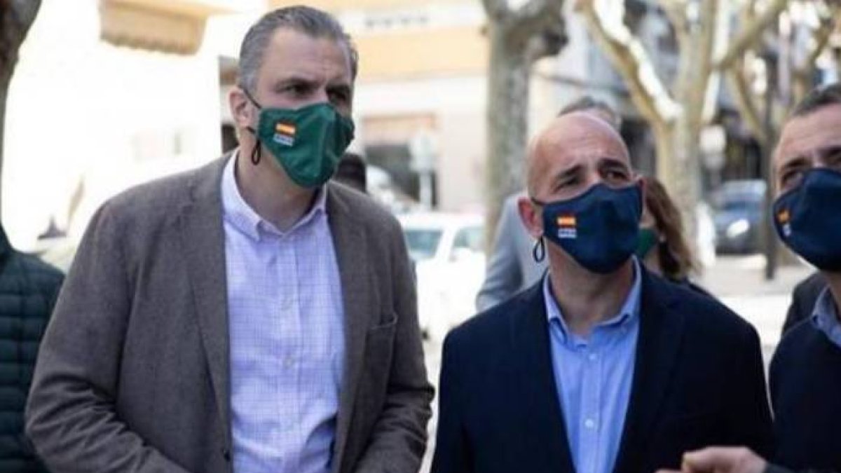 El número dos de Vox, Ortega Smith, en el acto electoral en que fue agredido un miembro de su comitiva.