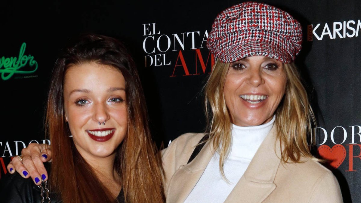 Zayra junto a su madre, Arantxa de Benito.