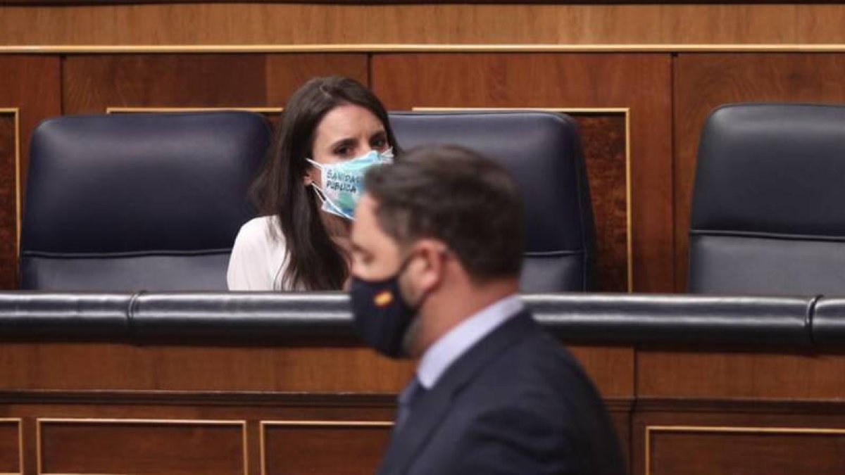Santiago Abascal junto a la ministra de Igualdad, Irene Montero
