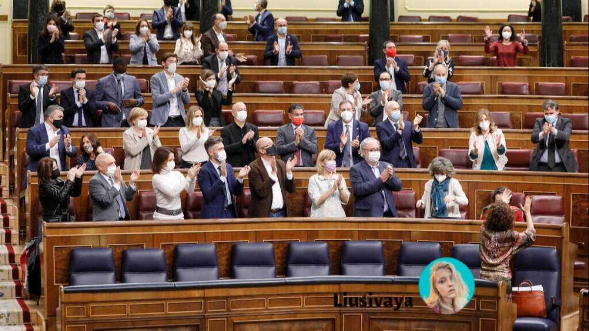 La bancada socialista aplaudiendo a la ministra de Hacienda.