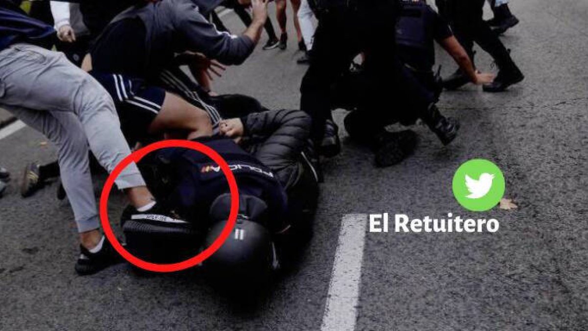Un vándalo golpeando en la cabeza a un Policía