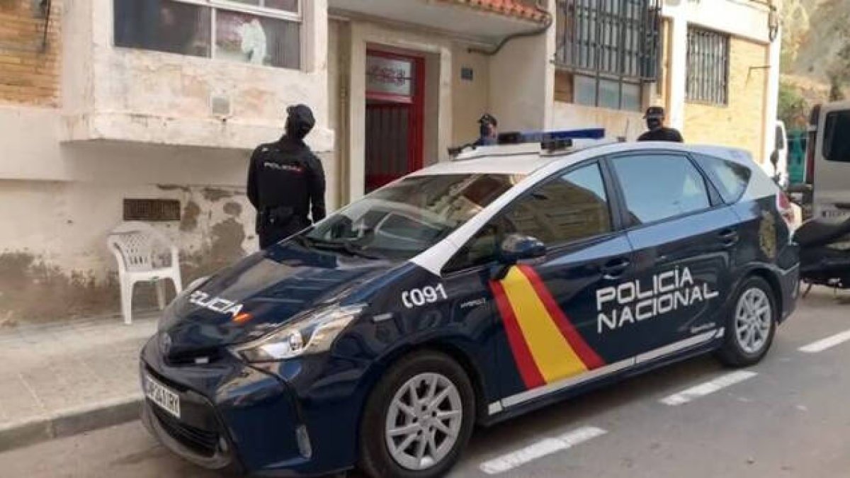 Los agentes han detenido a seis personas integrantes de una banda organizada en ocupaciones