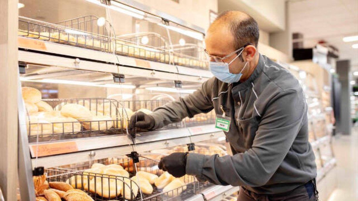 Trabajador de Mercadona en un supermercado de Valencia.