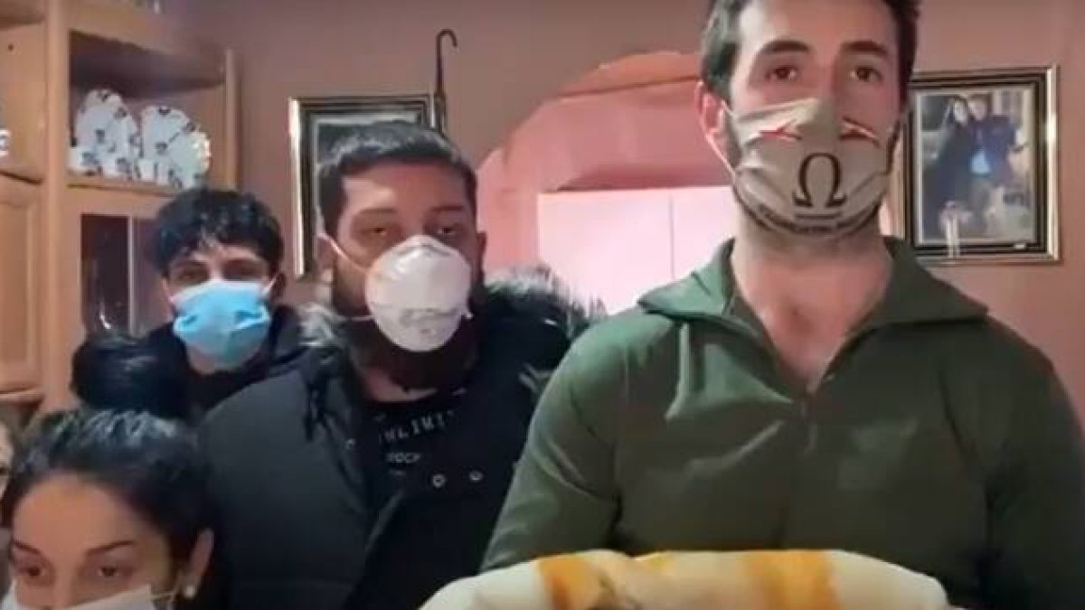 “No nos han dejado salir porque llevamos la bandera de España en la mascarilla”