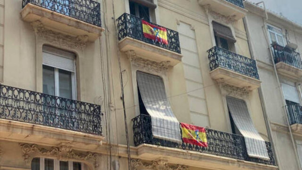 Lazos azules en los balcones de Valencia en apoyo a la Policía