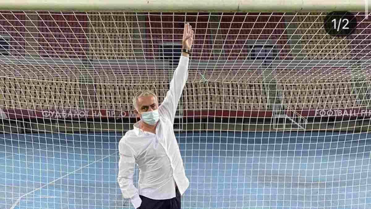 Mourinho, señalando la altura de la portería.