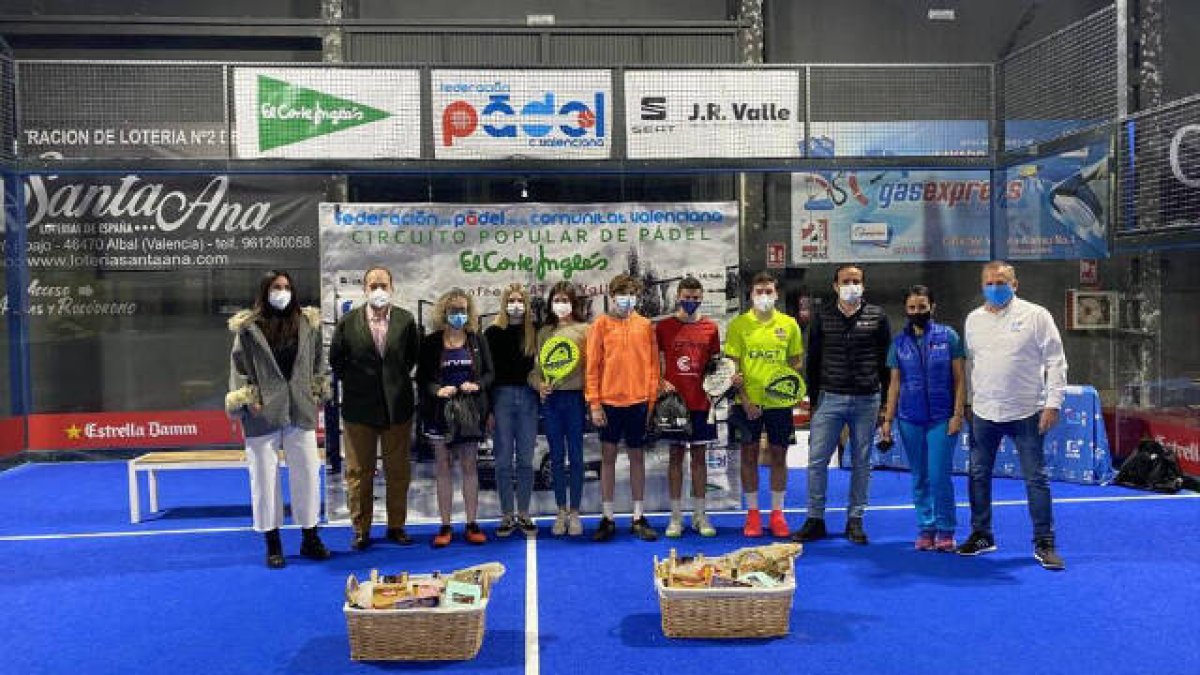 Junto a algunos jugadores, Alfonso Monferrer,
presidente de la Federación de Pádel de la Comunidad Valenciana;
Lourdes Vañó de Casa Caridad; Fernando Valle de JR Valle, y Borja
Monzó del departamento de Comunicac